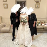 ロビーで披露宴後に写真を撮った様子