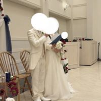 装花はシックな赤で統一して頂きました。