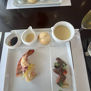 ヒレステーキはとても柔らオマール海老も香り美味しかったです。