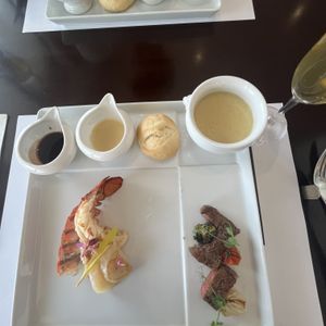 ヒレステーキはとても柔らオマール海老も香り美味しかったです。|791698さんのART HOTEL NEW TAGAWA(アートホテルニュータガワ)の写真(2659436)
