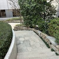 フラワーシャワーする階段