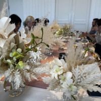 モダンリゾート風のテーブルフラワー