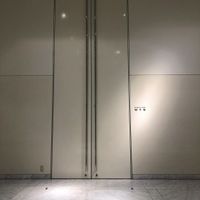 この大きな扉からチャペルへ