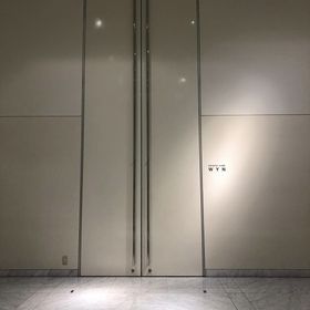 この大きな扉からチャペルへ