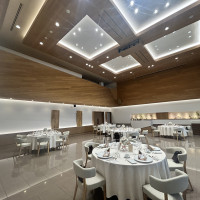 ウッド系の落ち着いた披露宴会場