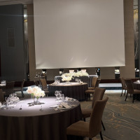 高い天井の披露宴会場