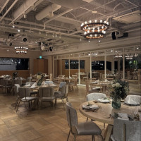 鏡張りの披露宴会場