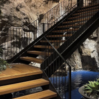 滝が室内にある