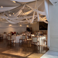 季節によって装飾が変わるおしゃれな披露宴会場です