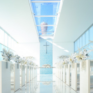 空の青が映えるチャペル