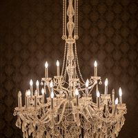 チャペル入口のシャンデリア