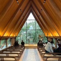 三角屋根で緑が一面に！季節によってまた雰囲気も変わるそうです