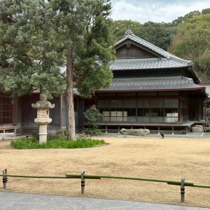 会場外観雰囲気、日本らしい木造建物|792527さんの高宮庭園茶寮の写真(2641496)