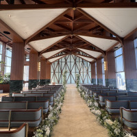 三面ガラス張り、光が差し込み開放感あふれるチャペルです。