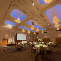 温かみのあるライトのタワーズボールルーム