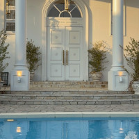 式後はこの大きな扉が登場してはフラワーシャワースタート！