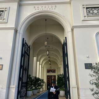 入り口に大きな門があります。