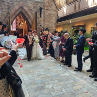 チャペル外でフラワーシャワーをしました。屋内なので雨でもOK