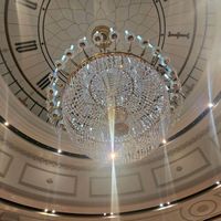 披露宴会場の天井には素敵なシャンデリアがあり、写真映えします