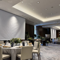 スクリーンは2つあるので、ゲストが見辛い心配はありません