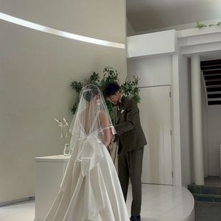 明るい白い雰囲気に包まれます