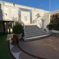 階段からゲストが祝福してくれます。