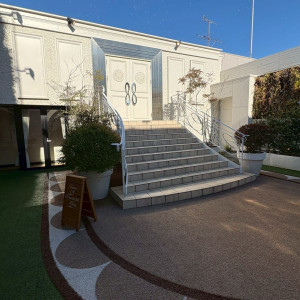 階段からゲストが祝福してくれます。|792878さんのアルカンシエル横浜 luxemariage（アルカンシエルグループ）の写真(2643103)