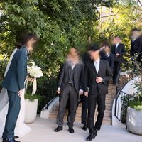 挙式会場から外階段でガーデンに降りられます