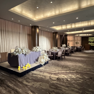 披露宴会場1。茶色ベースに落ち着いた配色。