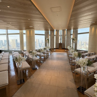 チャペル。両側のゲスト席が斜めに配置されている。