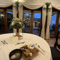 夕方に披露宴会場から中庭を眺めた景色です。