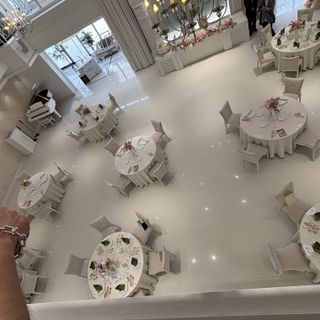 上から登場した目線