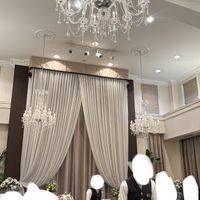 シャンデリアが映える綺麗な会場