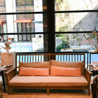 ソファー席がおしゃれで写真映えも。