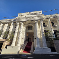 とっても素敵な正面入口です。
駐車場もあります。