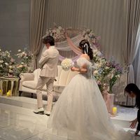 披露宴会場メインソファの装花イメージです。