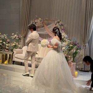 披露宴会場メインソファの装花イメージです。|793206さんのTHE SUITE TOKYO by st.raphaelchapel(ザ スイート 東京)の写真(2644279)