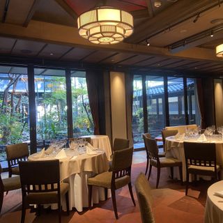 1階の庭園と池の見える披露宴会場