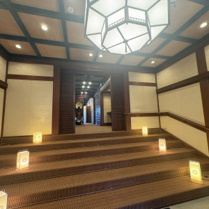 披露宴会場に向かう階段|793521さんの大阪城西の丸庭園 大阪迎賓館の写真(2645524)