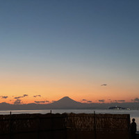 建物の横の砂浜前からの景色