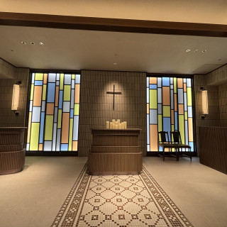 ステンドグラスがあり、自然光と照明で雰囲気が変わります。