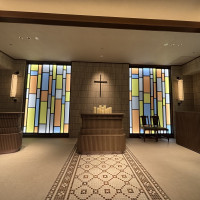 ステンドグラスがあり、自然光と照明で雰囲気が変わります。