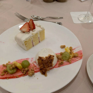 披露宴のデザートのケーキです