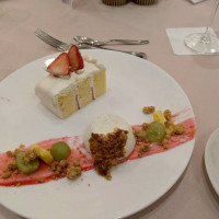 披露宴のデザートのケーキです