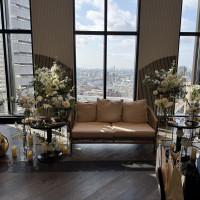 窓がたくさんあって開放感と景色やロケーションが素敵な披露宴会