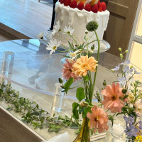 ウエディングケーキ周りの装花