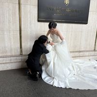 ホテルロゴ前にて。