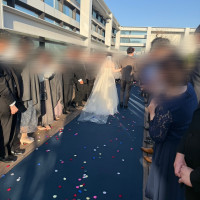 ビルの屋上でフラワーシャワーを行いました