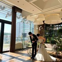 披露宴会場は、大きな窓があり備え付けの照明も可愛いです