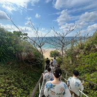 ビーチまでの階段、少し急です。